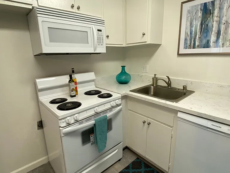 Lindley Apartments — Photo 9