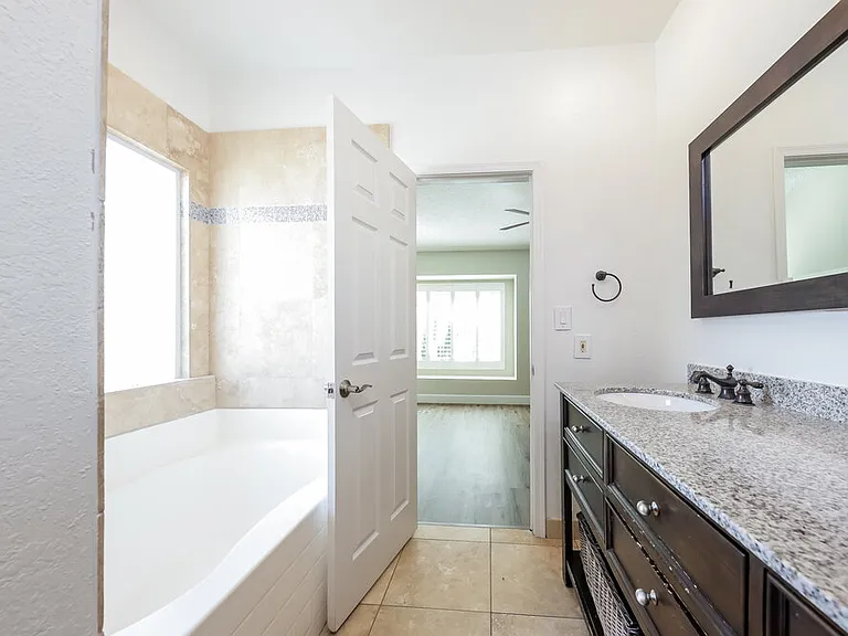 5512 W Chicago St — Photo 11