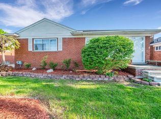 18585 Stephens Dr, Eastpointe, MI 48021