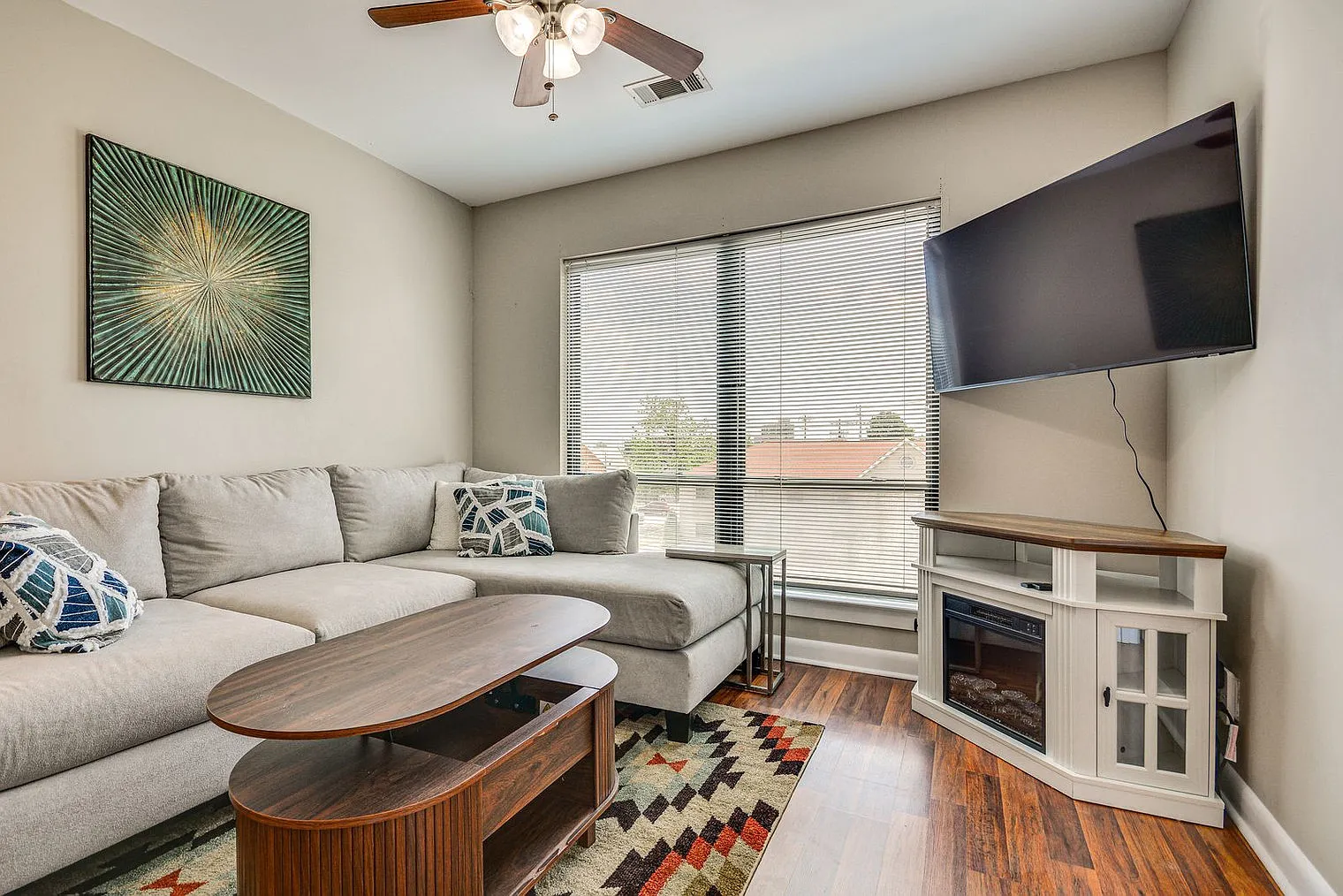 2 bed, 1.0 bath, 667 sqft, $3,128 — Photo 2