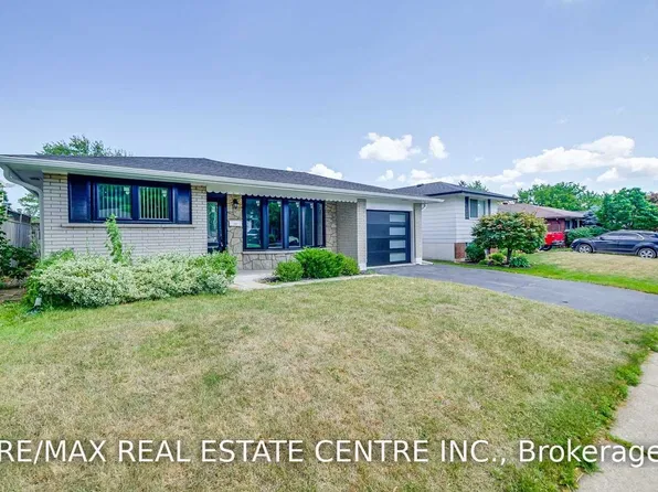 2134 Meadowbrook Rd, Burlington, ON L7P 2A7