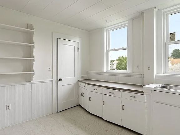 Kitchen (updated countertops in previous photo)