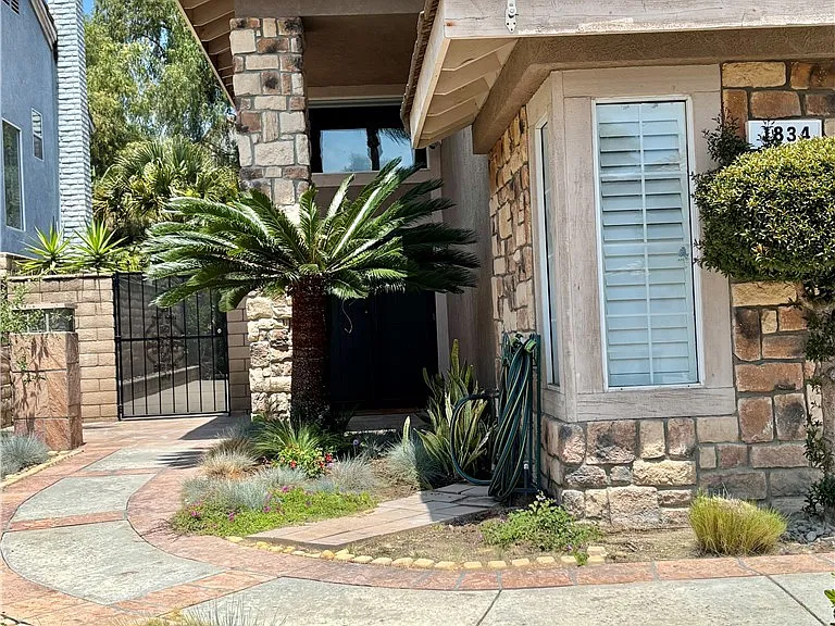 1834 Berryhill Dr — Photo 2