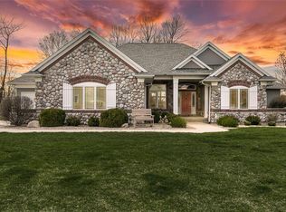 525 Evergreen Ln, Robins, IA 52328