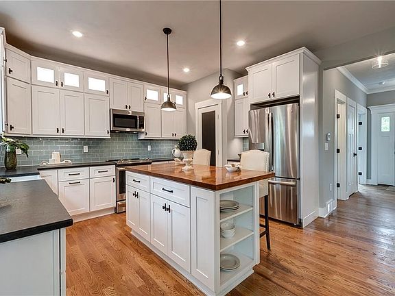 4th image of 8204 Venetian Dr