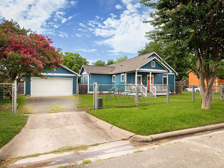 817 Gale St — Photo 2