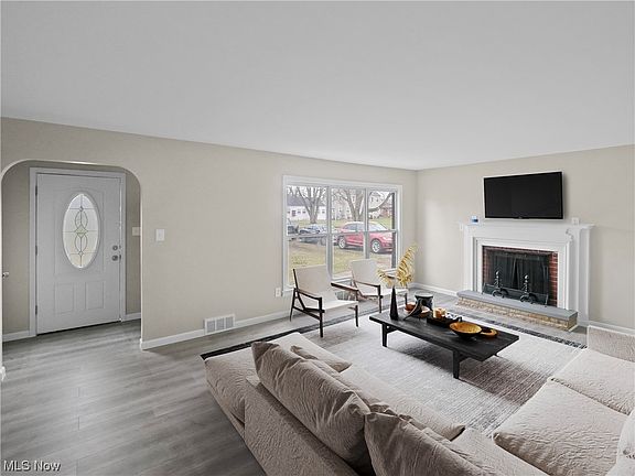 2nd image of 26 Woodview Ave