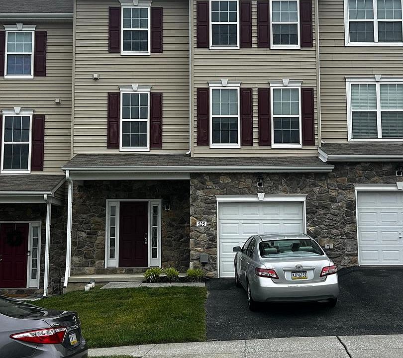 1st image of 525 Marion Rd #525