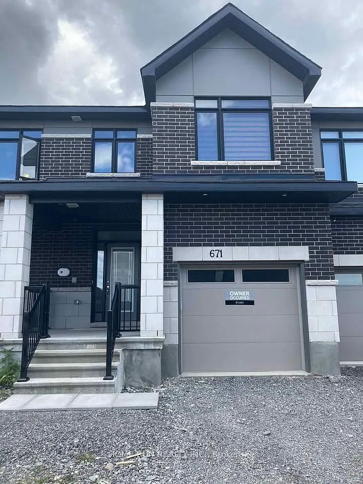 4 bed, $2,900 — Photo 1