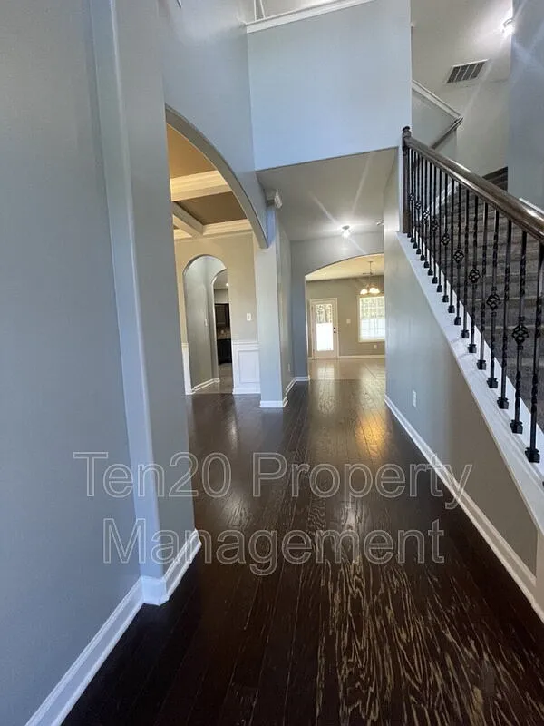 4 bed, 2.5 bath, 2700 sqft, $2,400 — Photo 2