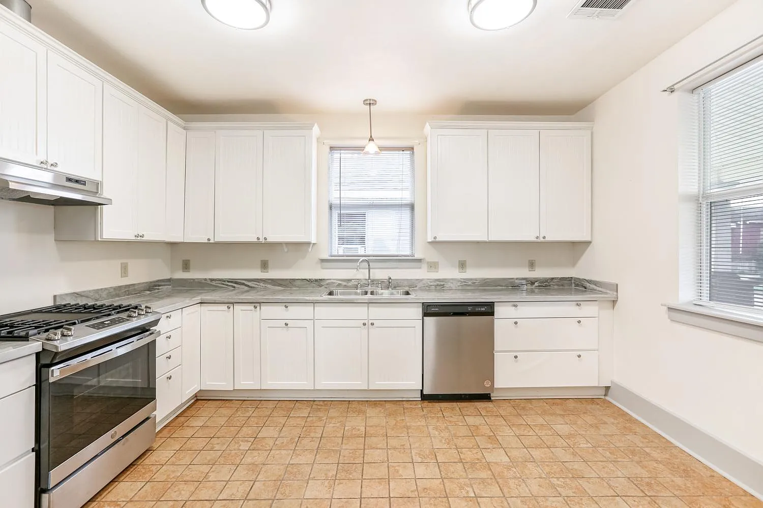 3 bed, 1400 sqft, $2,800 — Photo 4