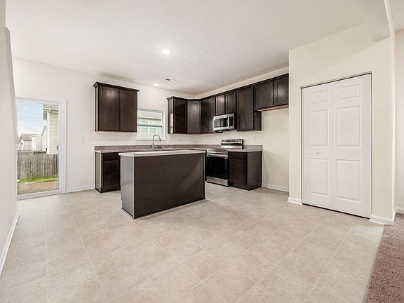 3rd image of 2912 Horsham Dr