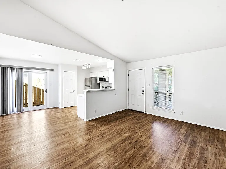 10604 Lanshire Dr #B — Photo 3