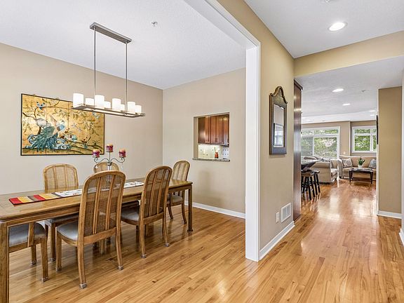 5th image of 519 Willoughby Way W