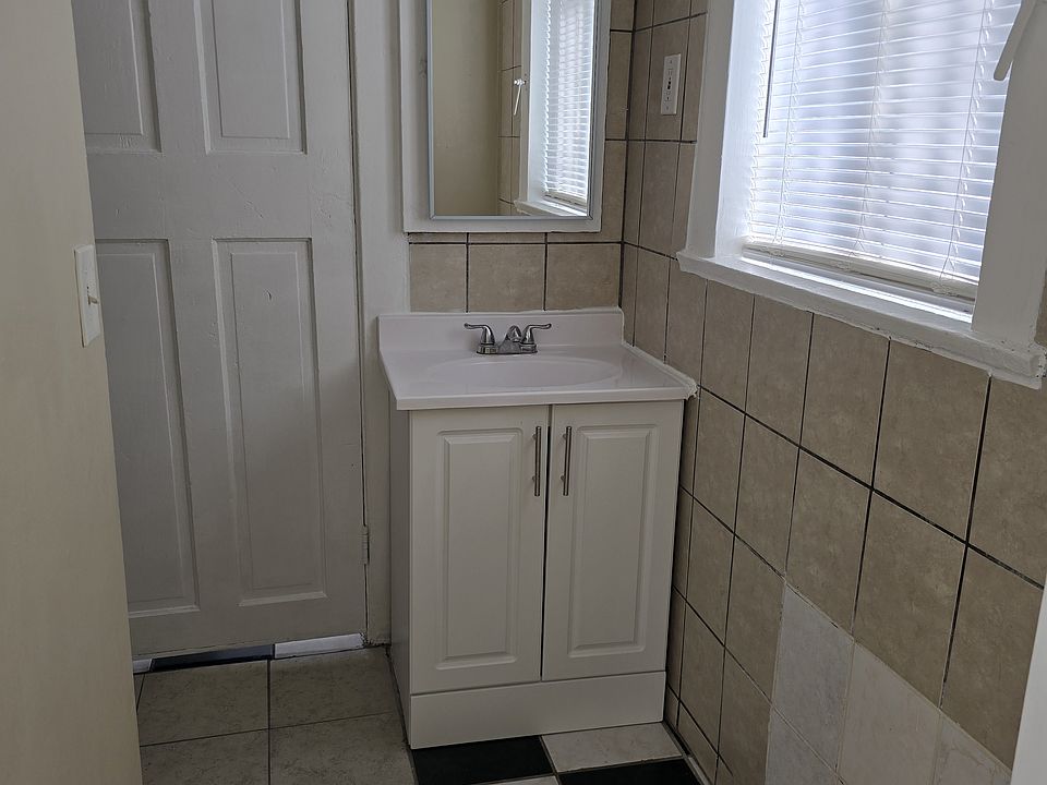 1st image of 336 W 41st St