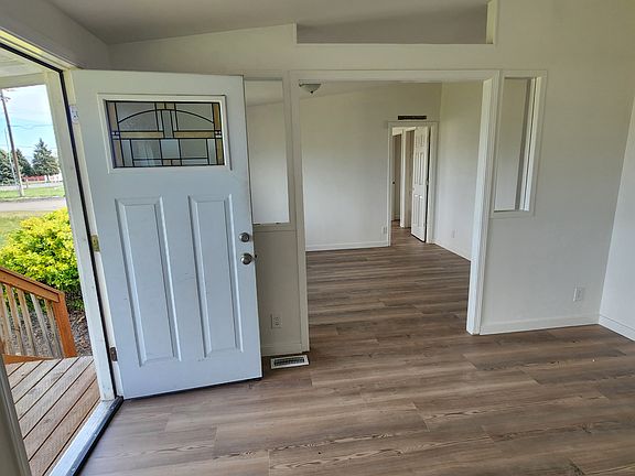 Entry & bonus dining/family room