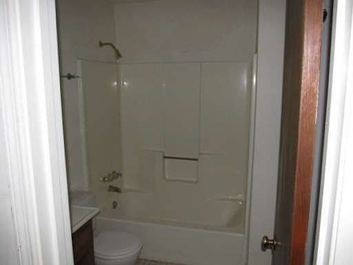 4th image of 204 Emerald Cove Ln