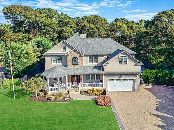 10 Privet Court, Smithtown, NY 11787
