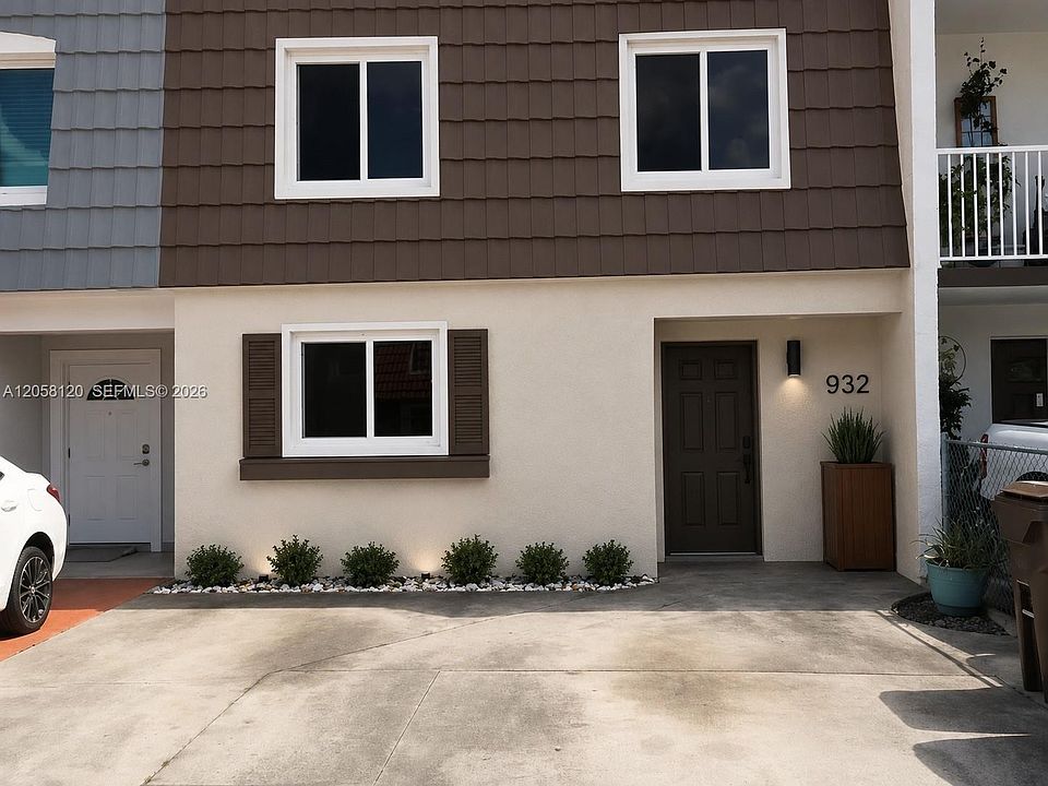 1st image of 932 W 80th Pl