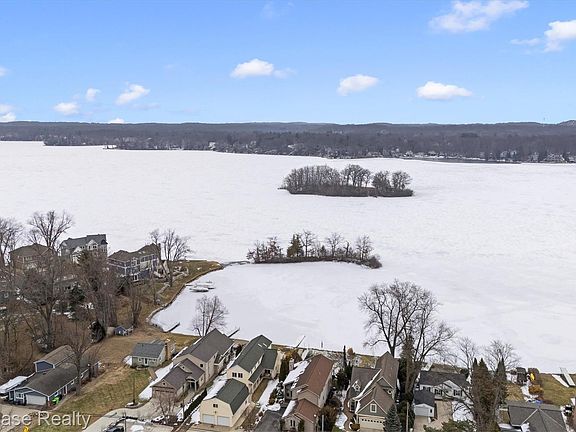 4th image of 2324 N Duck Lake Rd