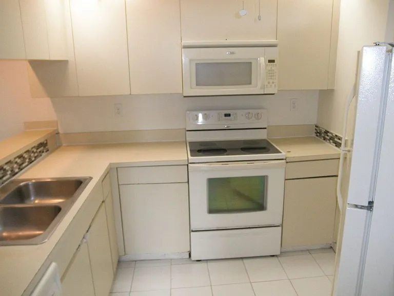 3662 Victoria Dr — Photo 8