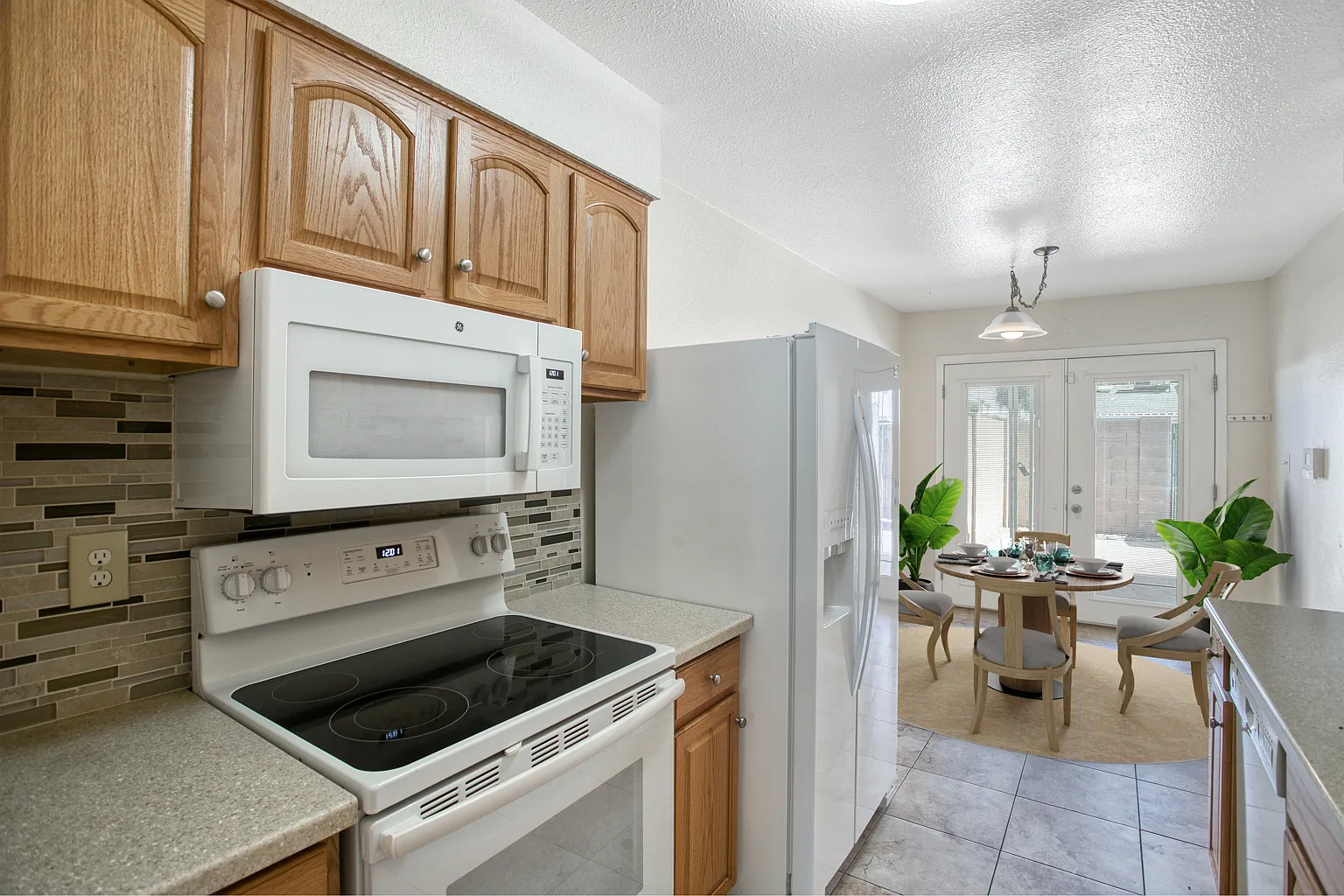 2 bed, 792 sqft, $1,600 — Photo 2