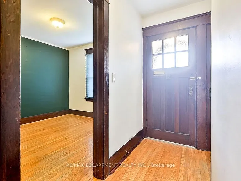 311 Queen St S — Photo 16