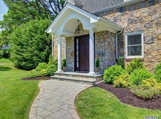 108 Circle Dr, Roslyn Heights, NY 11577