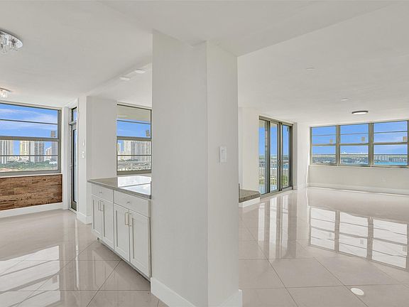 2nd image of 18041 Biscayne Boulevard #1805-4