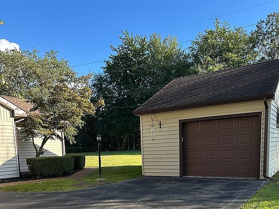 3rd image of 2818 Country Club Dr