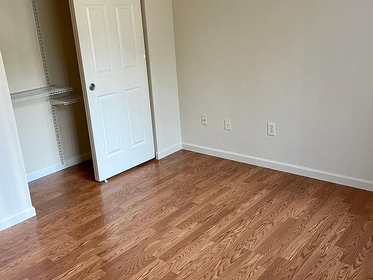 425 S 46th Pl #D — Photo 3