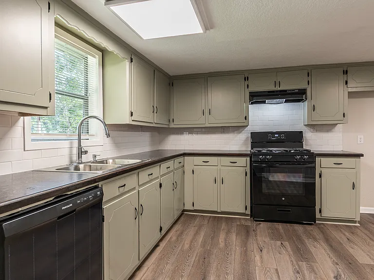 606 W Phillips St — Photo 12