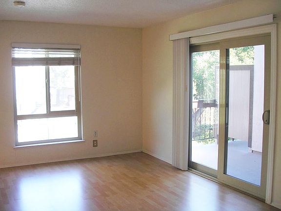 Living loom right with glass sliding doors to deck