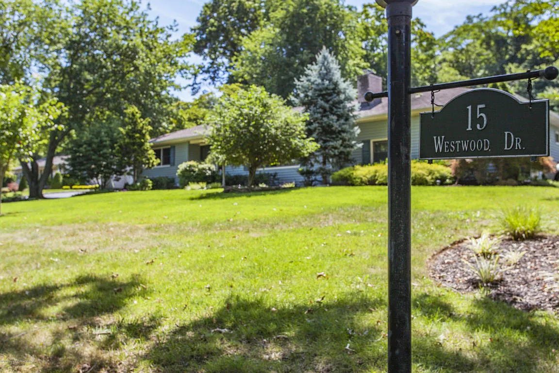 15 Westwood Dr photo 1