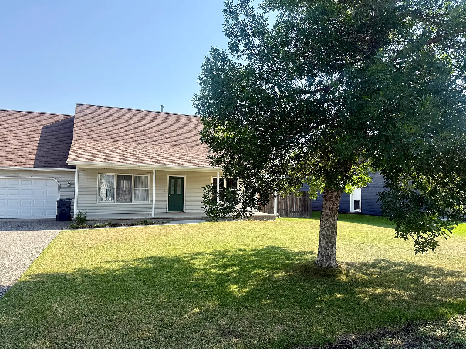 5 bed, 2465 sqft, $4,000 — Photo 2