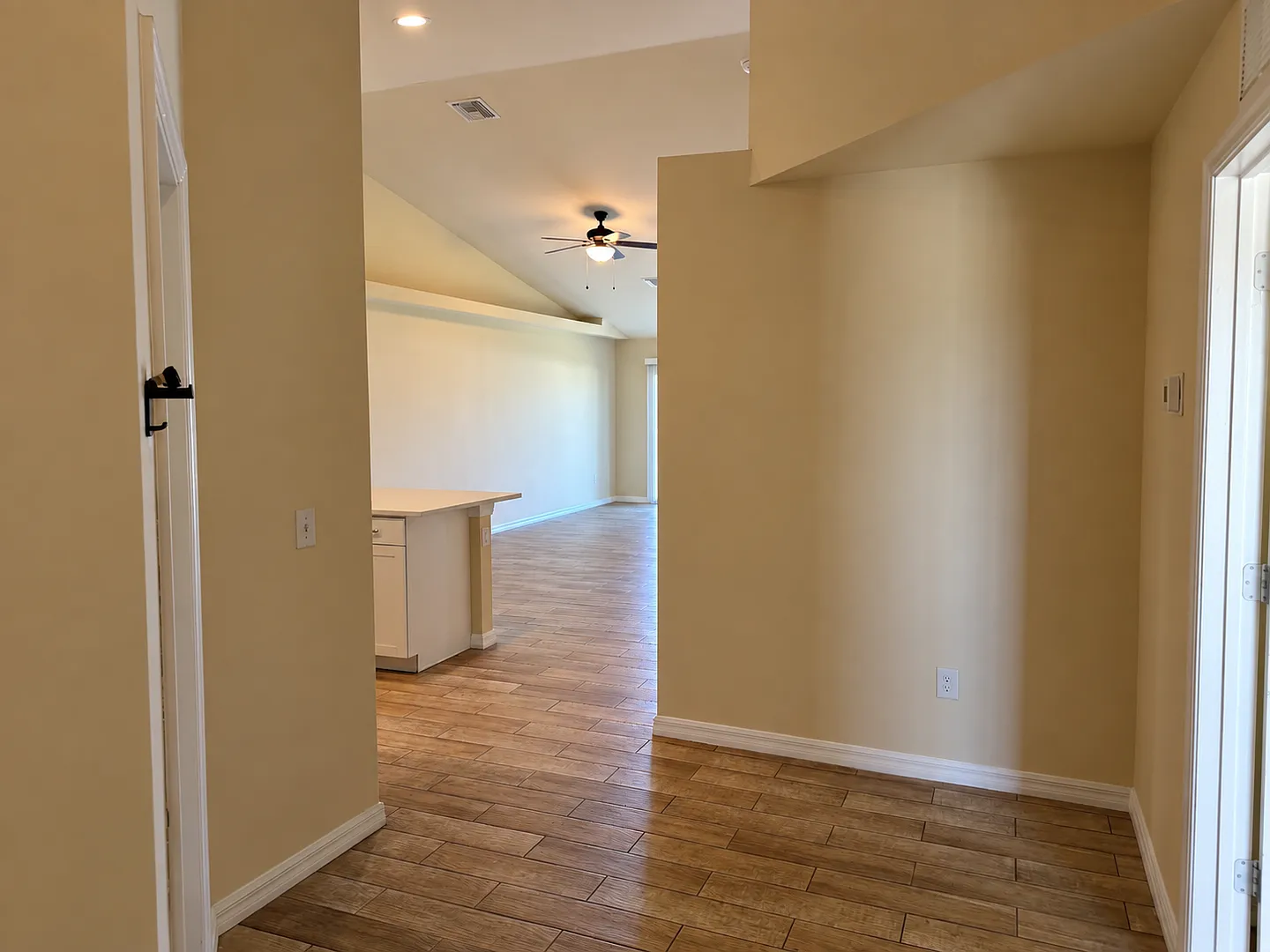 3 Bed 2 Bath 1 Car Garage Duplex — Photo 3