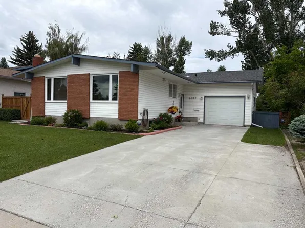 1032 S Cantabrian Dr SW, Calgary, AB T2W 1L7