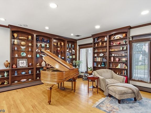 5th image of 203 Harwood Pl