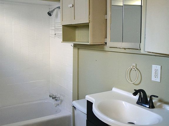 506-Grattan-bathroom