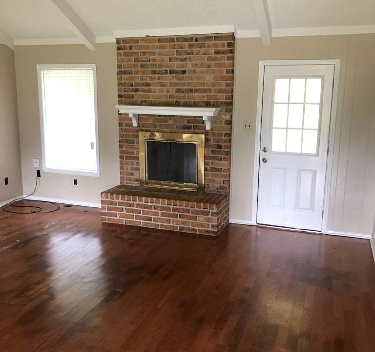 2nd image of 407 Oak Wood St
