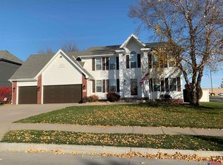 1020 Michael Dr, Papillion, NE 68046
