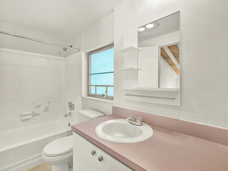 134 Salamanca Aveapt 9 #B — Photo 4