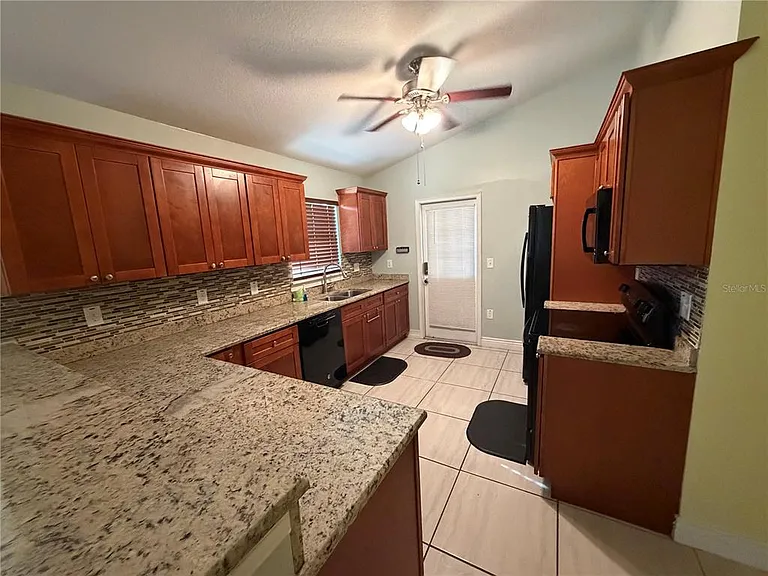 1131 Dogwood Ave — Photo 4