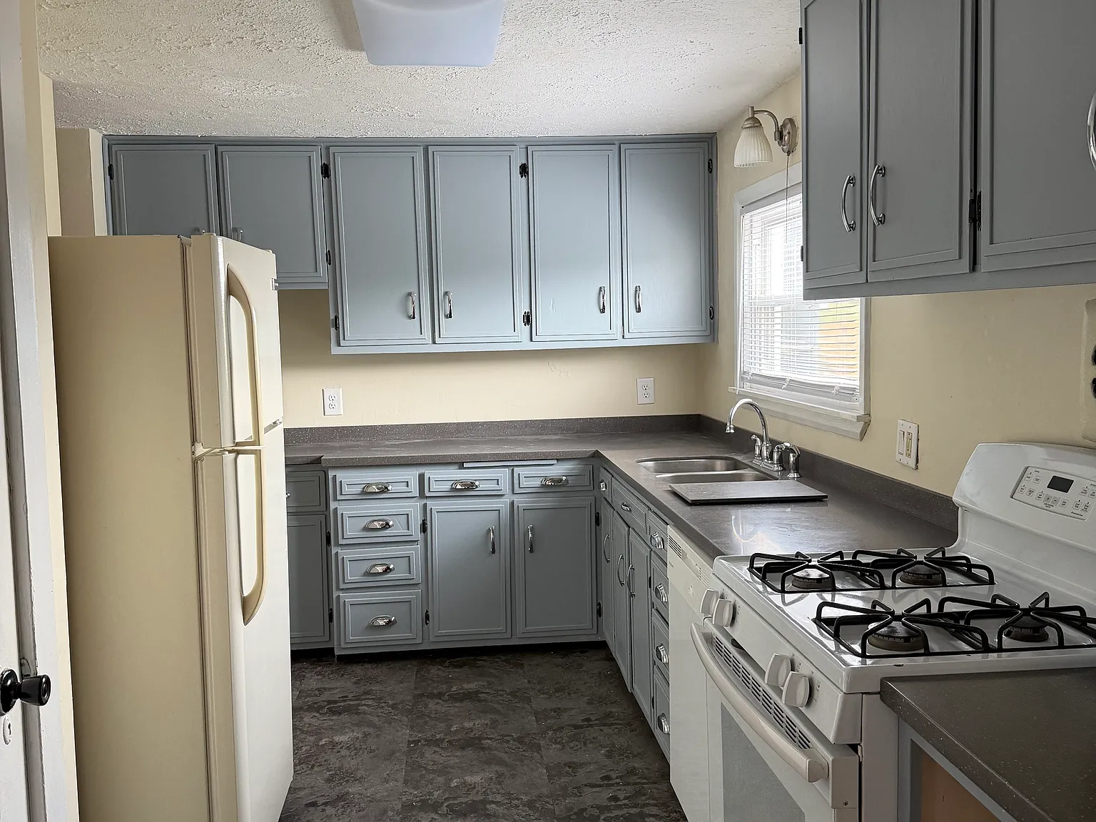 3 bed, 1.5 bath, 1388 sqft, $1,300 — Photo 3