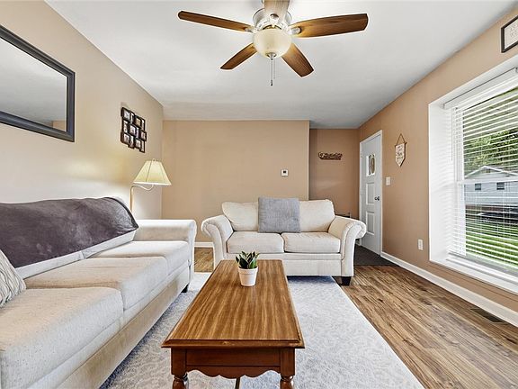 2nd image of 809 Hackberry Dr