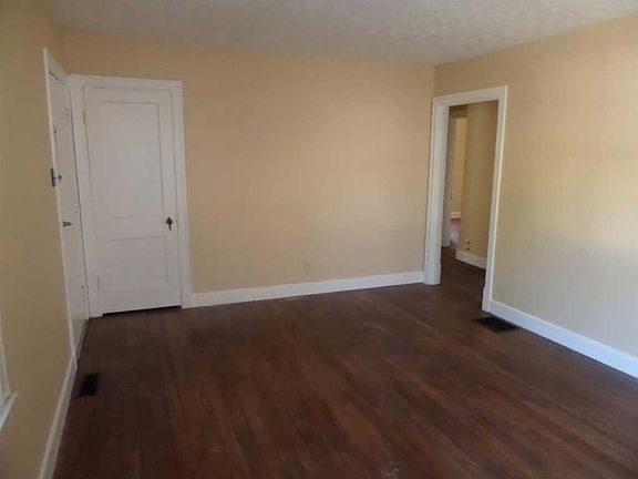 2nd image of 928 Meadow Ln
