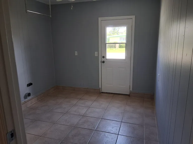 Laundry / butler's pantry