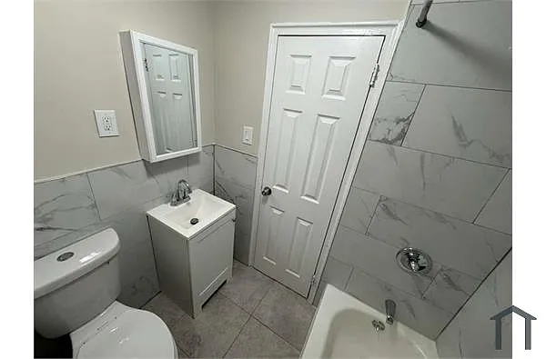 Building Photo - 116 S Grove St #B2