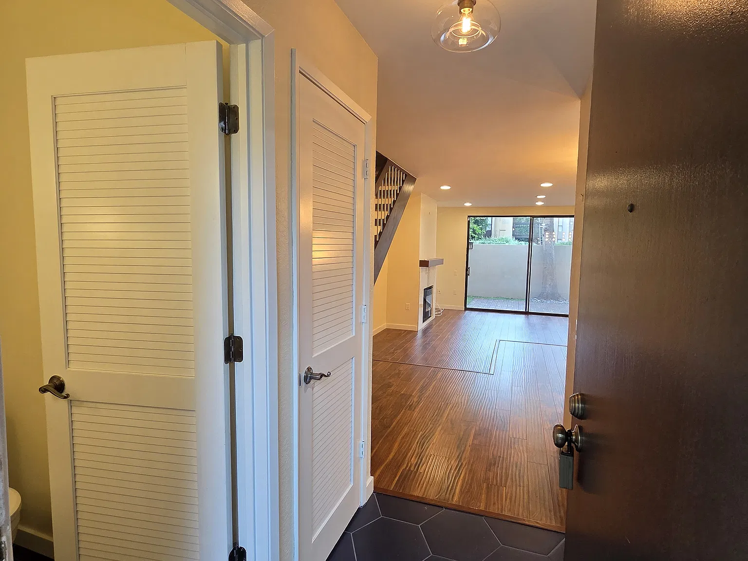 2 bed, 1228 sqft, $2,400 — Photo 3