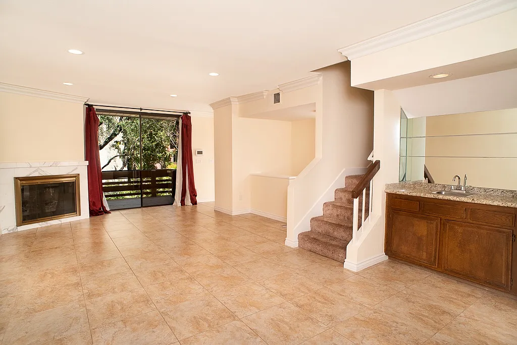21931 Burbank Blvd — Photo 3